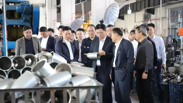 娄底市政协主席梁立坚调研HJC黄金城官网钛产业